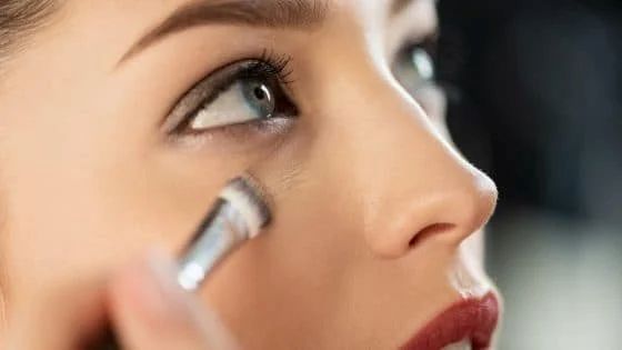 l'immagine mostra come ritoccare il correttore con un pennello